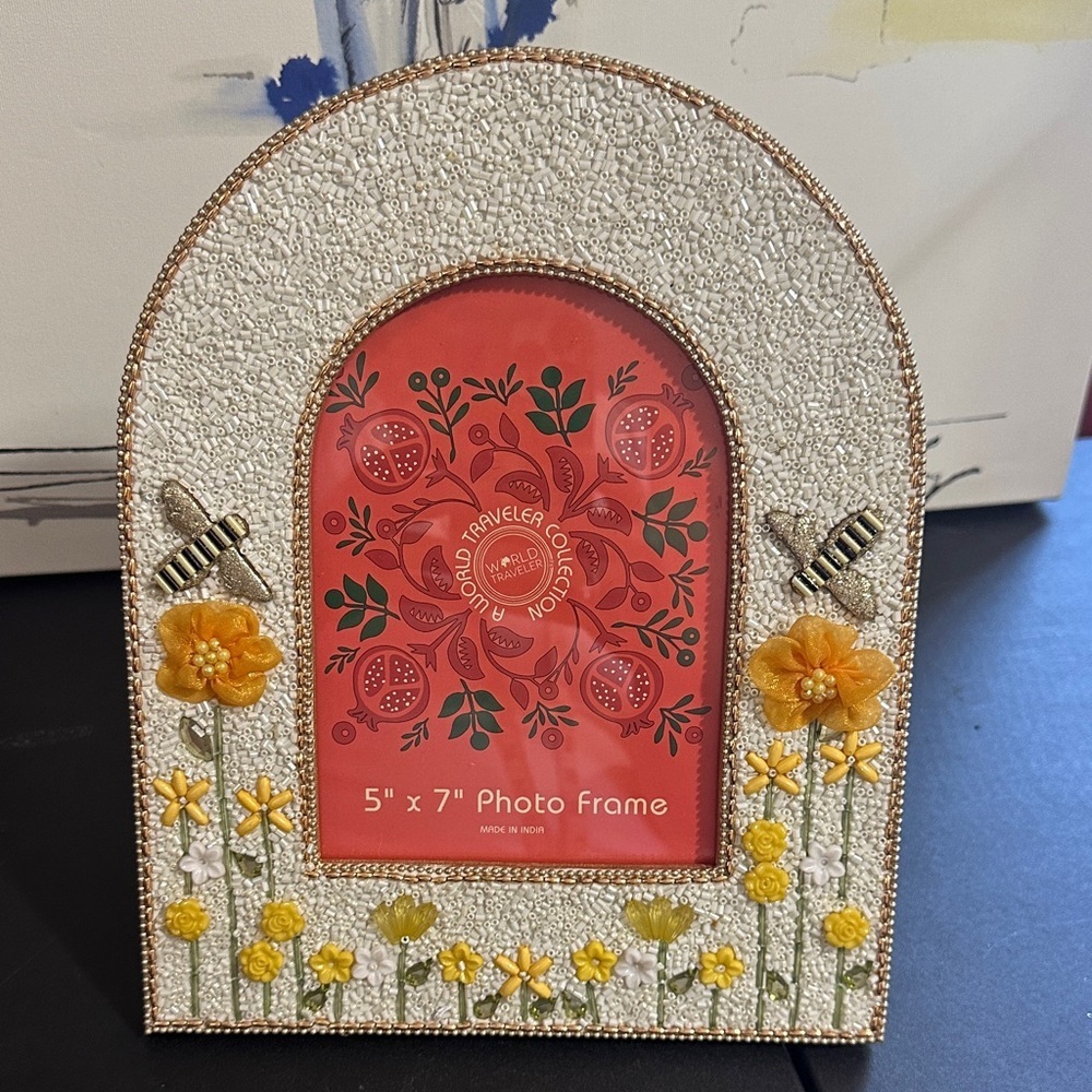 Work traveler beaded bee “5 x 7” photo frame